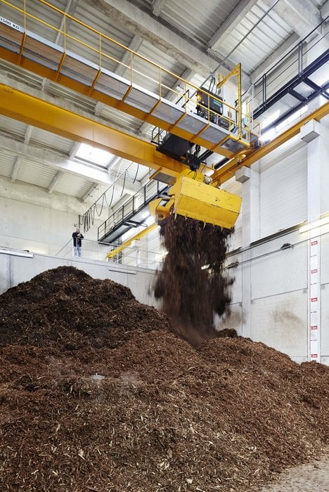 Somec, on behalf of Dalkia, its parent company, manages the district heating system and the distribution of domestic hot water (DHW) in the Val Fourré neighbourhood at Mantes la Jolie in the French administrative department of Yvelines. The new biomass heating system inaugurated in December 2013 is largely automated and the Verlinde 6.3 metric ton EUROBLOC VT hoist dedicated to the management of green waste plays an important role in this activity.